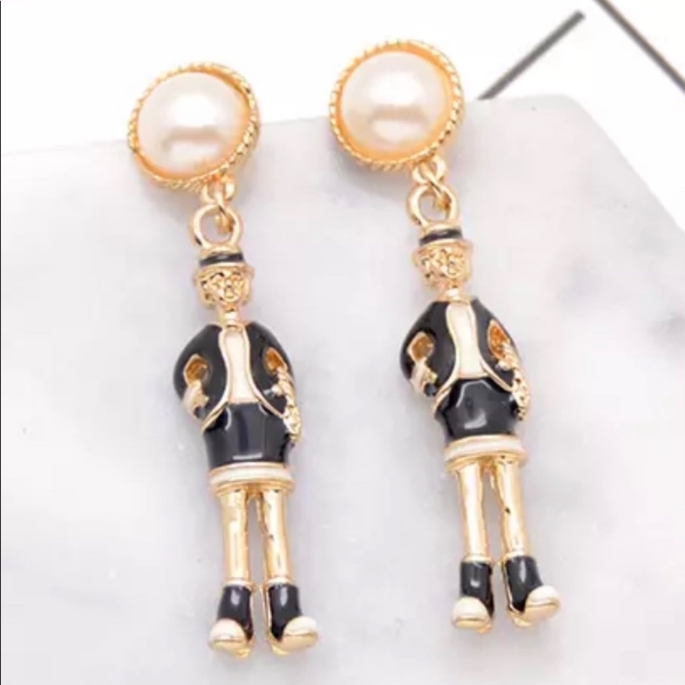 Cream Black enamel gold lady earrings
